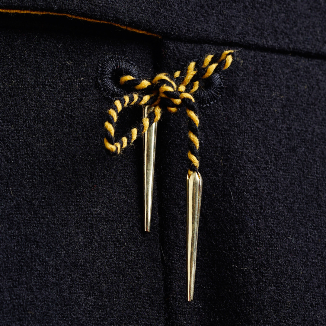 Fastenings: hand braided ropes with brass points